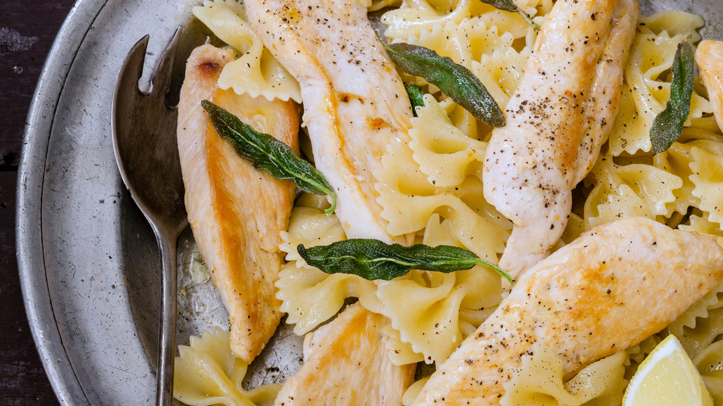 aiguillettes-de-poulet-au-citron-et-à-la-sauge-farfalle-au-beurre-de-sauge