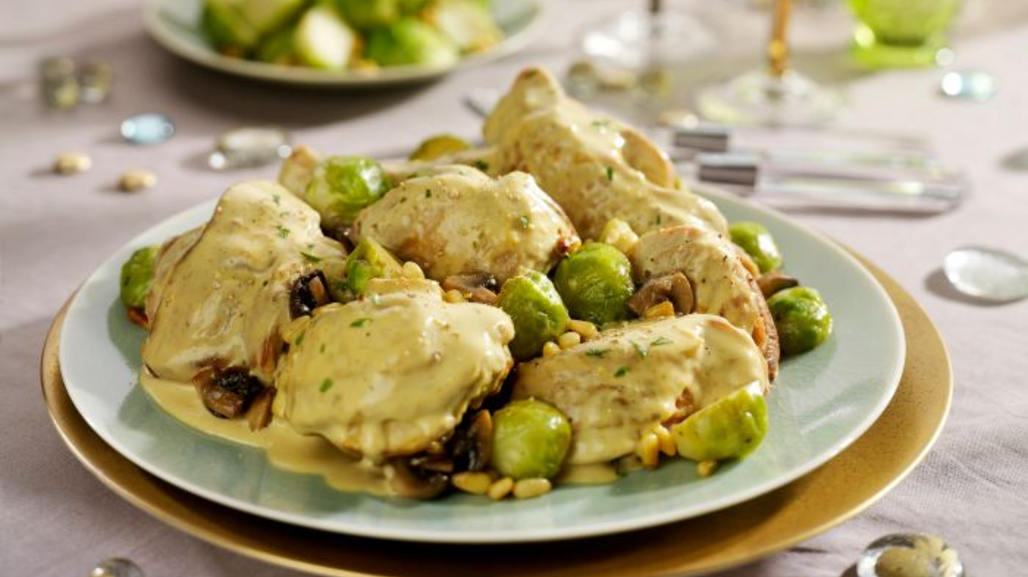 blanquette-de-dinde-champignons-de-paris-choux-de-bruxelles-et-pignons