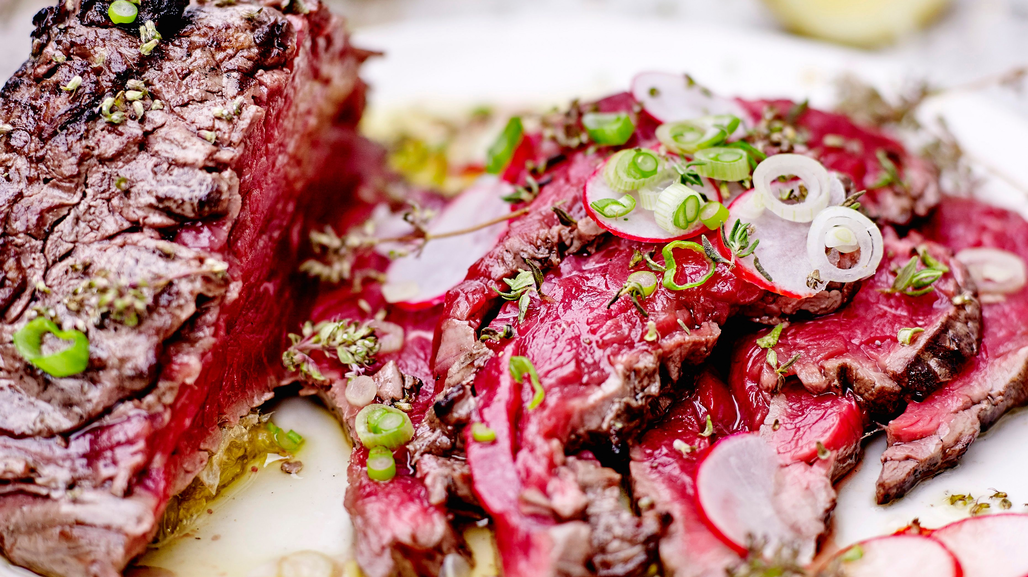 carpaccio-de-bœuf-mi-cuit-huile-dolive-thym-frais-et-citron