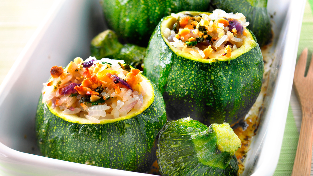 courgettes-rondes-farcies-au-riz-thaï-aux-cacahuètes-et-à-la-coriandre