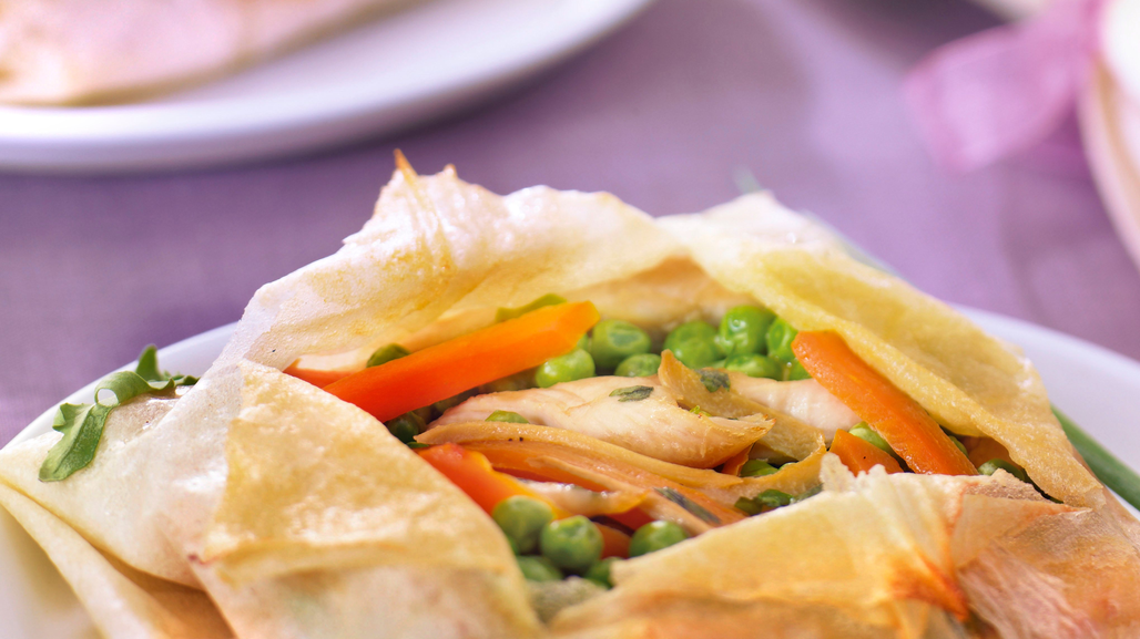 papillote-croustillante-de-volaille-aux-petits-pois-et-carottes