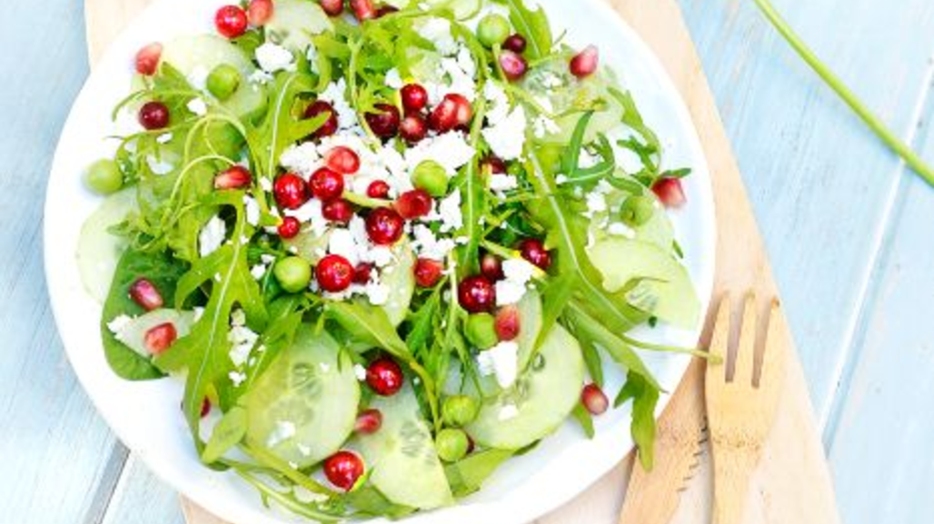 salade-de-roquette-concombre-épinard-petits-pois-feta-groseilles-et-grenade