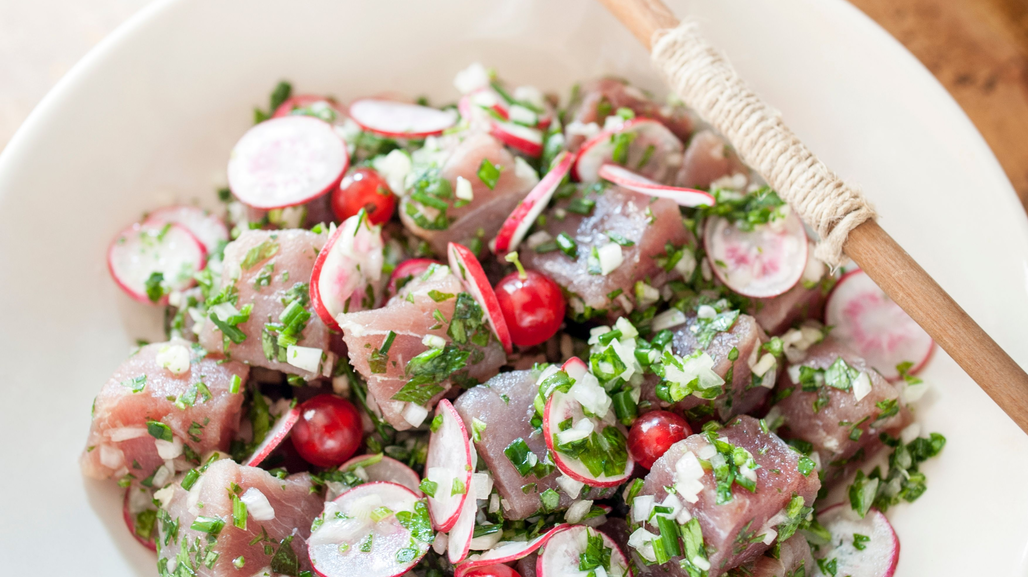 salade-de-thon-cru-radis-groseilles-herbes-et-oignons-frais