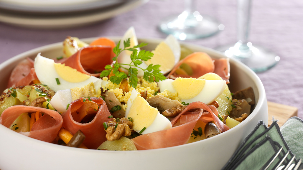 salade-gourmande-de-pommes-de-terre-endives-champignons-de-paris-jambon-de-bayonne-et-œufs-durs
