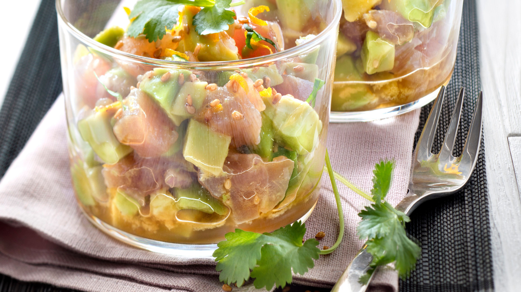 tartare-de-thon-et-avocat-sauce-soja-au-sésame-et-zestes-dorange-râpés