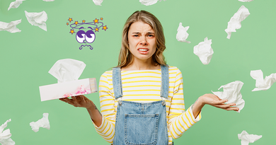 femme tenant un paquet de mouchoirs en crise d'allergie