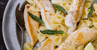 aiguillettes-de-poulet-au-citron-et-à-la-sauge-farfalle-au-beurre-de-sauge
