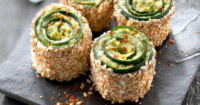 maki-de-courgette-crème-d’avocat-et-graines-de-sésame