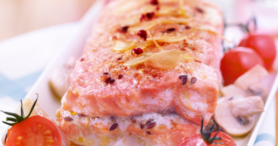 rôti-de-saumon-farci-aux-céréales-et-aux-amandes-tomates-cerise-et-champignons-de-paris