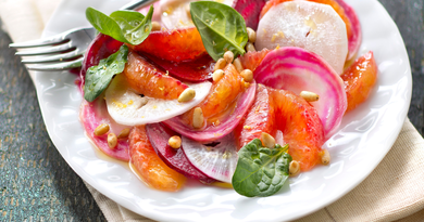 salade-dorange-betterave-crue-radis-noir-pousses-dépinards-et-pignons-de-pin