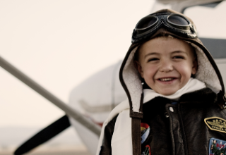 image représentant un enfant en pilote d'avion