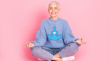Femme retraitée en position yoga avec un grand sourire