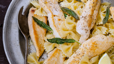 aiguillettes-de-poulet-au-citron-et-à-la-sauge-farfalle-au-beurre-de-sauge