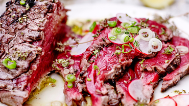 carpaccio-de-bœuf-mi-cuit-huile-dolive-thym-frais-et-citron
