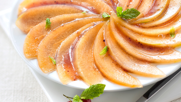 carpaccio-de-melon-au-coulis-de-cassis-et-menthe