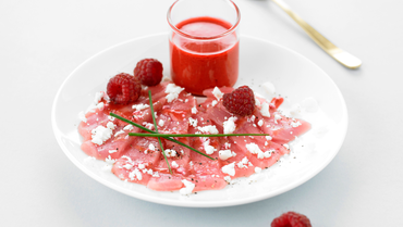 carpaccio-de-thon-rouge-miettes-de-feta-et-coulis-de-framboises