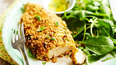 escalope-de-poulet-panée-en-croûte-de-flocons-davoine--salade-de-feuilles-dépinards