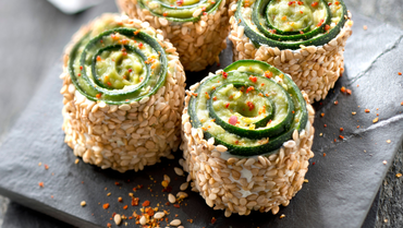 maki-de-courgette-crème-d’avocat-et-graines-de-sésame