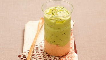 mousse-d’avocats-au-kiwi-miettes-de-saumon-à-la-mayonnaise