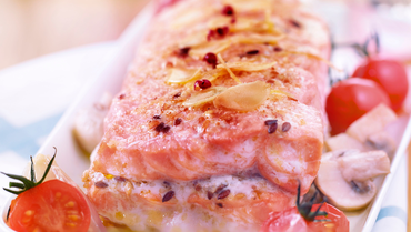 rôti-de-saumon-farci-aux-céréales-et-aux-amandes-tomates-cerise-et-champignons-de-paris