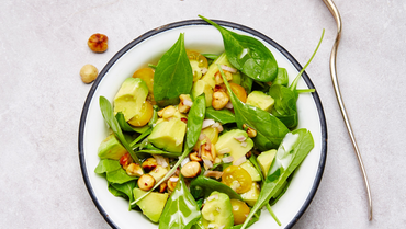 salade-dépinards-avocat-tomates-cerise-jaunes-et-noisettes