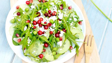 salade-de-roquette-concombre-épinard-petits-pois-feta-groseilles-et-grenade