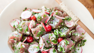 salade-de-thon-cru-radis-groseilles-herbes-et-oignons-frais