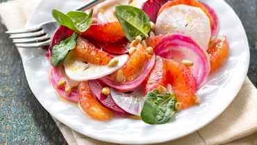 salade-dorange-betterave-crue-radis-noir-pousses-dépinards-et-pignons-de-pin