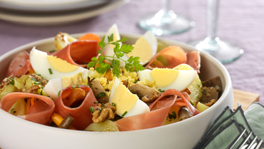 salade-gourmande-de-pommes-de-terre-endives-champignons-de-paris-jambon-de-bayonne-et-œufs-durs