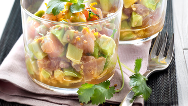 tartare-de-thon-et-avocat-sauce-soja-au-sésame-et-zestes-dorange-râpés