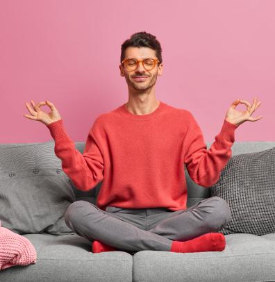 image représentant un homme sur un canapé ayant une posture zen