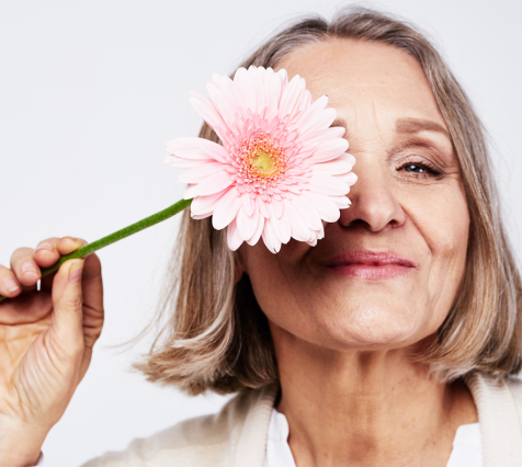 image représentant une femme avec une marguerite