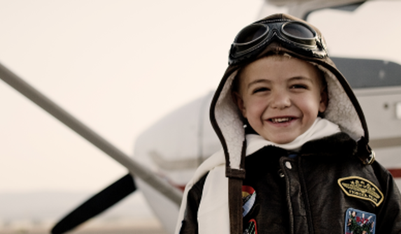 image représentant un enfant en pilote d'avion