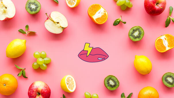 Divers fruits découpés en 2 avec le dessins d'une bouche