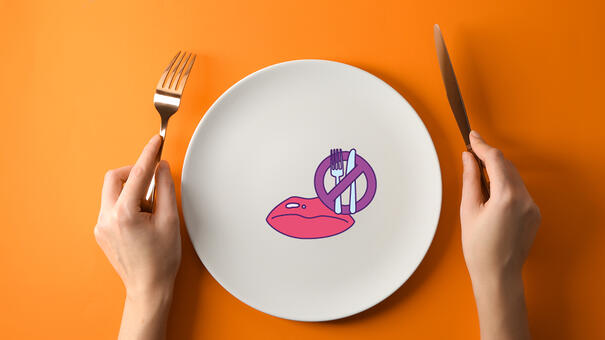 Visuel d'une assiette avec un dessin d'une bouche fermée et des couverts dans un panneau sens interdit