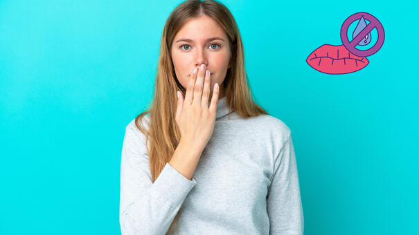 Photo d'une femme se couvrant la bouche avec sa main