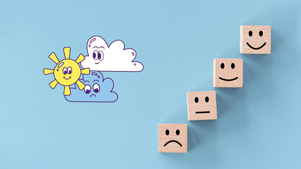 Visuel de nuages et d'un soleil souriant avec des smileys allant de pas content jusqu’à content