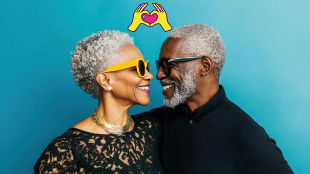 Couple de retraité avec des lunettes se regardant dans les yeux avec un grand sourire