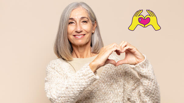 Personne âgé faisant un cœur avec ses mains