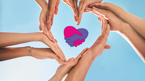 Plusieurs groupe de mains formant un cœur 