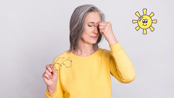 Personne âgé se tenant le haut avec son index et son pouce 