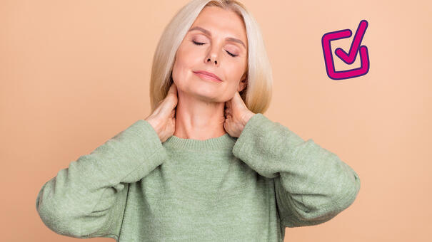 Une personne âgé se tenant les cervicales avec les deux mains