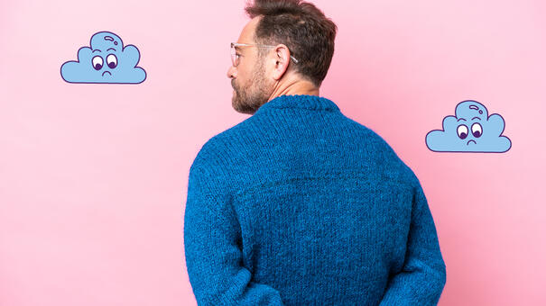 personne avec des lunettes de dos 