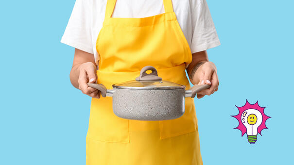 Personne tenant une marmitte