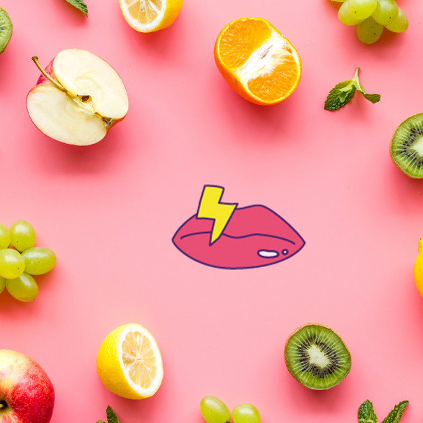 Divers fruits découpés en 2 avec le dessins d'une bouche