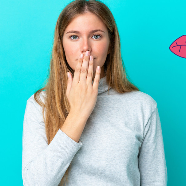 Photo d'une femme se couvrant la bouche avec sa main