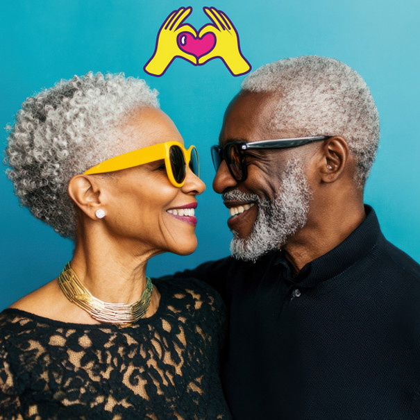 Couple de retraité avec des lunettes se regardant dans les yeux avec un grand sourire