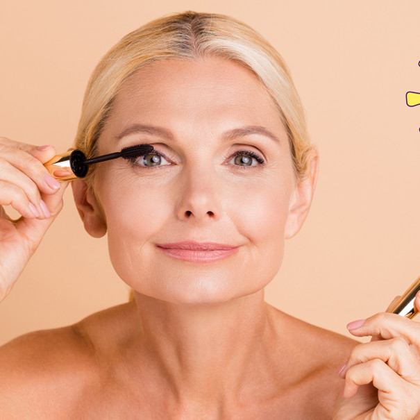 Femme blonde se maquillant les cils