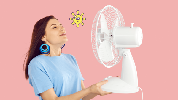 Femme avec un ventilateur
