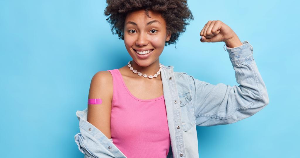 Jeune femme avec un pansement sur le bras